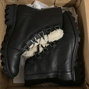 Sorel boots phoenix short lace cozy
